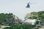 Vlak vykolejil v těžce přístupném terénu. Na místě musela zasahovat i helikoptéra