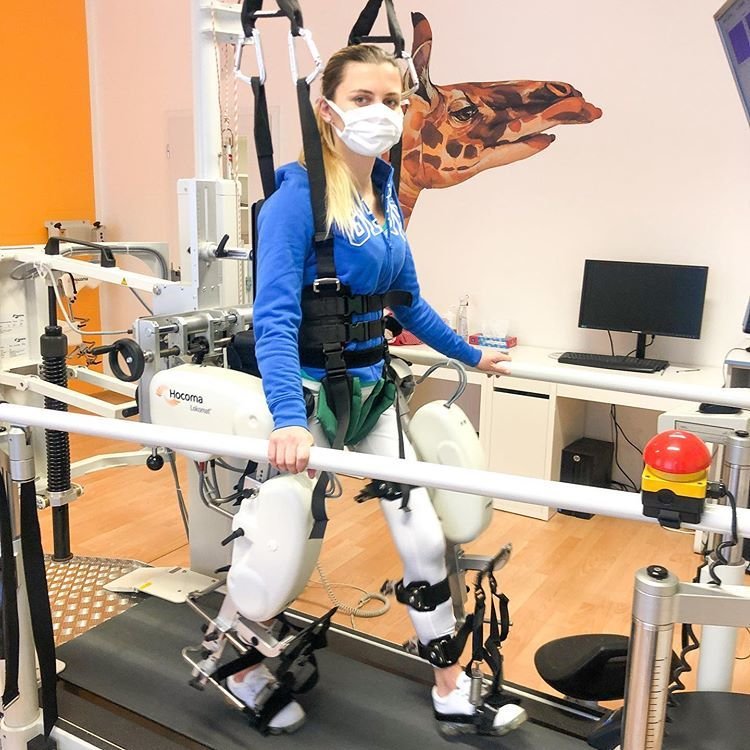 Lucie Čihalová se stala ambasadorkou soukromé neurorehabilitační kliniky, kam sama pilně dochází na cvičení na speciálním robotickém přístroji Lokomat, který simuluje přirozený pohyb nohou při chůzi.