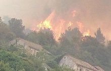 Hoří Korčula i Pelješac! Ráj českých dovolenkářů v Chorvatsku sužují obří požáry