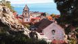 Malebné město Omiš leží asi 26 km jihovýchodně od Splitu.