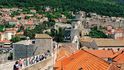 Dubrovnické hradby patří k evropským divům architektury. Dříve chránily kupeckou republiku před středomořskými piráty.