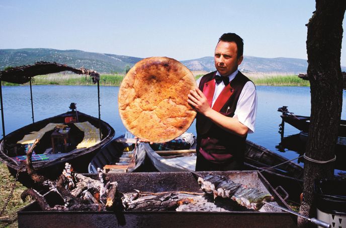 Málokde je možné nakupovat obyčejný chléb tak romanticky, jako na řece Cetině.