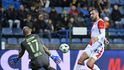 Tomáš Chorý ze Slavie se snaží překonat brankáře Zlína Stanislava Dostála