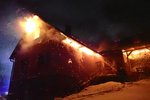 Požár zachvátil dům v Choryni: Uvnitř byla rodina s dětmi!