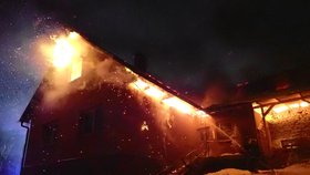 Požár zachvátil dům na Valašsku: Rodina s dítětem prchala na poslední chvíli!