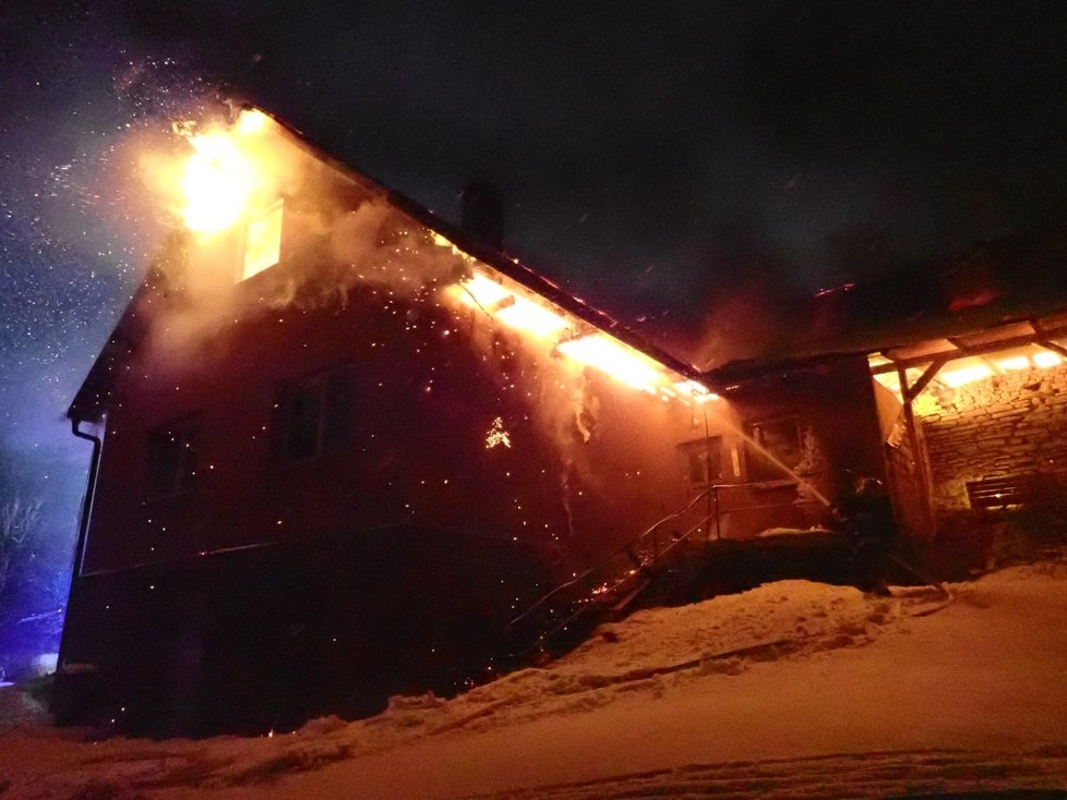 Požár zachvátil dům v Choryni: Uvnitř byla rodina s dětmi!