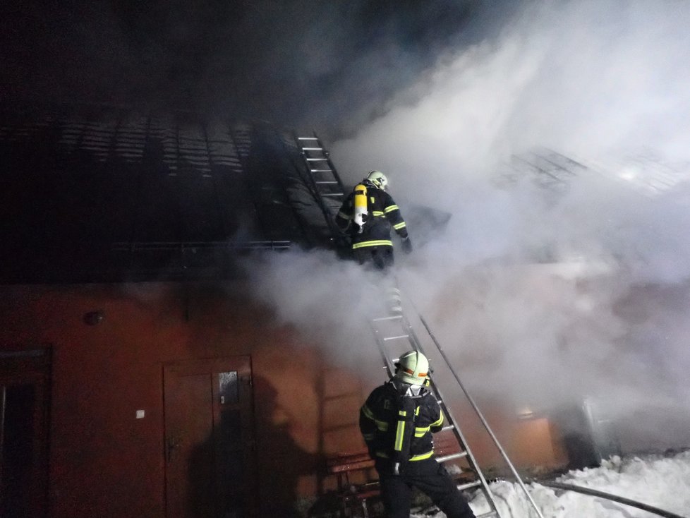 Požár zachvátil dům v Choryni: Uvnitř byla rodina s dětmi!