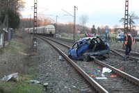U Poděbrad smetl vlak auto: Řidička objela závory a pak došlo ke střetu!