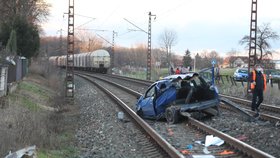Srážka osobního auta s vlakem v obci Choťánky.
