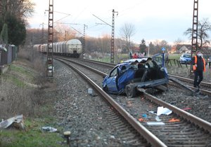 Srážka osobního auta s vlakem v obci Choťánky.