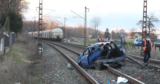 U Poděbrad smetl vlak auto: Řidička objela závory a pak došlo ke střetu!
