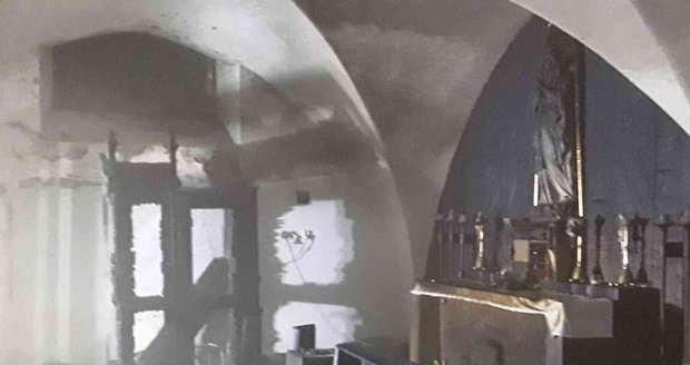 Po požáru zpovědnice v kostele v Chotěboři zůstala spoušť a škoda převyšující milion korun
