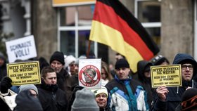 Protesty v německé Chotěbuzi proti migrantům: Zapojili se i protiimigrační politici.