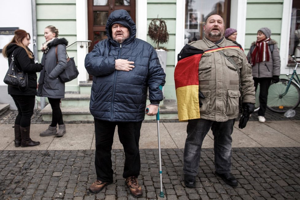 Zdaleka ne všichni Němci s obnovením slučování rodin souhlasí. Proti migraci se protestovalo např. v Chotěbuzi (17. 3. 2018).