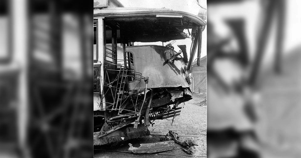 Zdemolovaná tramvaj po nehodě roku 1923