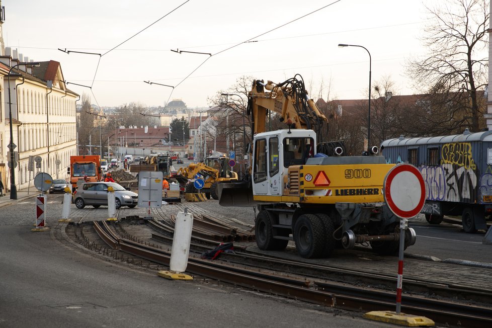 Koleje mezi Chotkovými sady a Malostranskou prochází do konce února rekonstrukcí. (1. února 2021)