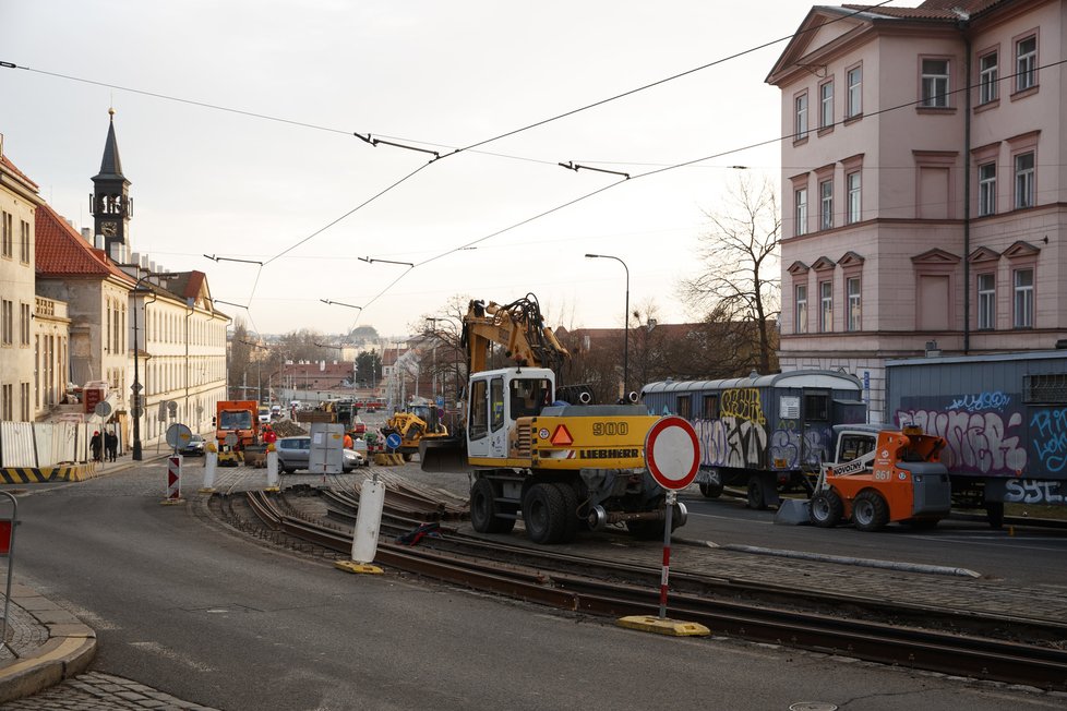 Koleje mezi Chotkovými sady a Malostranskou prochází do konce února rekonstrukcí. (1. února 2021)