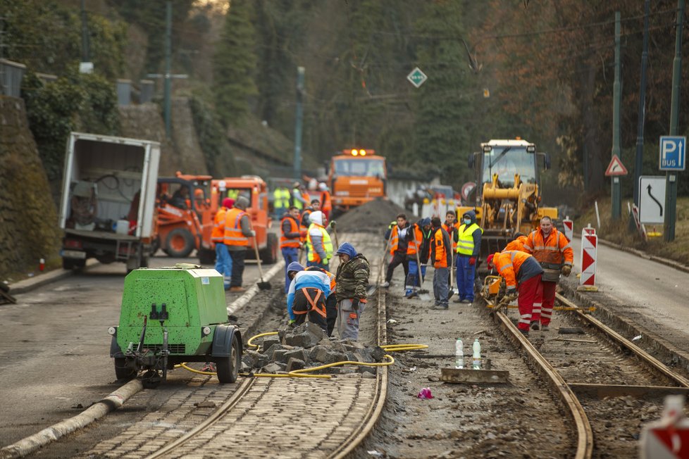 Koleje mezi Chotkovými sady a Malostranskou prochází do konce února rekonstrukcí. (1. února 2021)