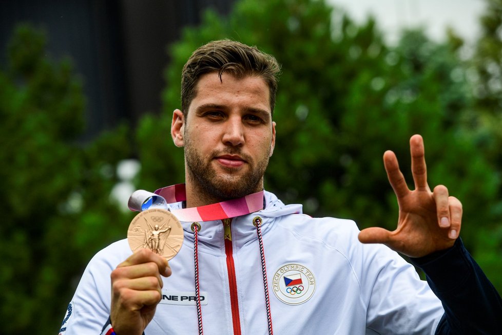 Šermíř Alexander Choupenitch s bronzovou medailí z olympiády v Tokiu.