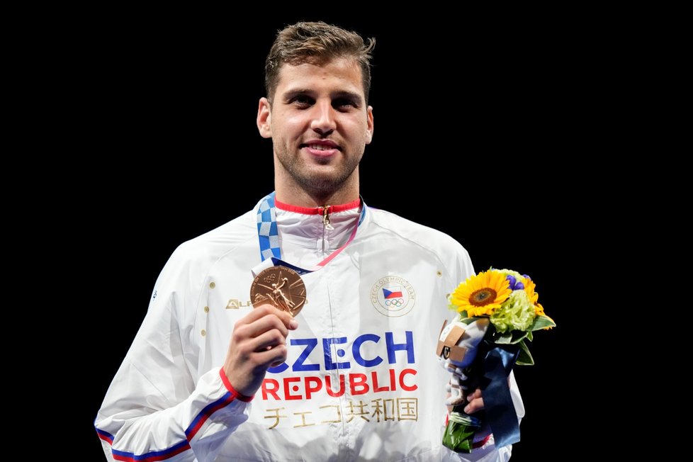 Šermíř Alexander Choupenitch s bronzovou medailí z olympiády v Tokiu.