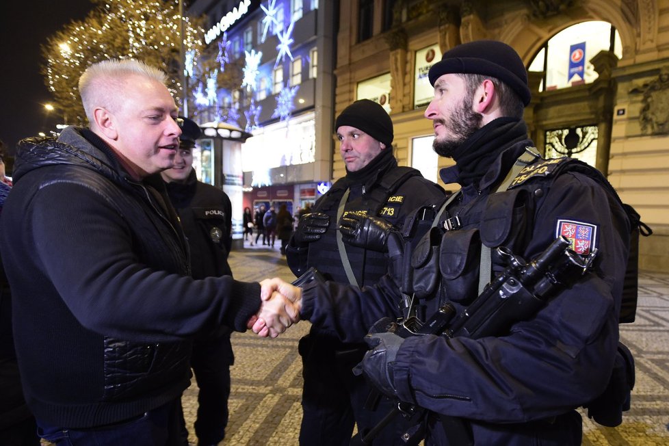 Ministr vnitra Milan Chovanec kontroloval bezpečnost na pražských vánočních trzích.