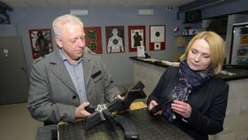 Střelecký souboj ministra vnitra Milana Chovance (ČSSD) a poslankyně Jany Černochové (ODS)