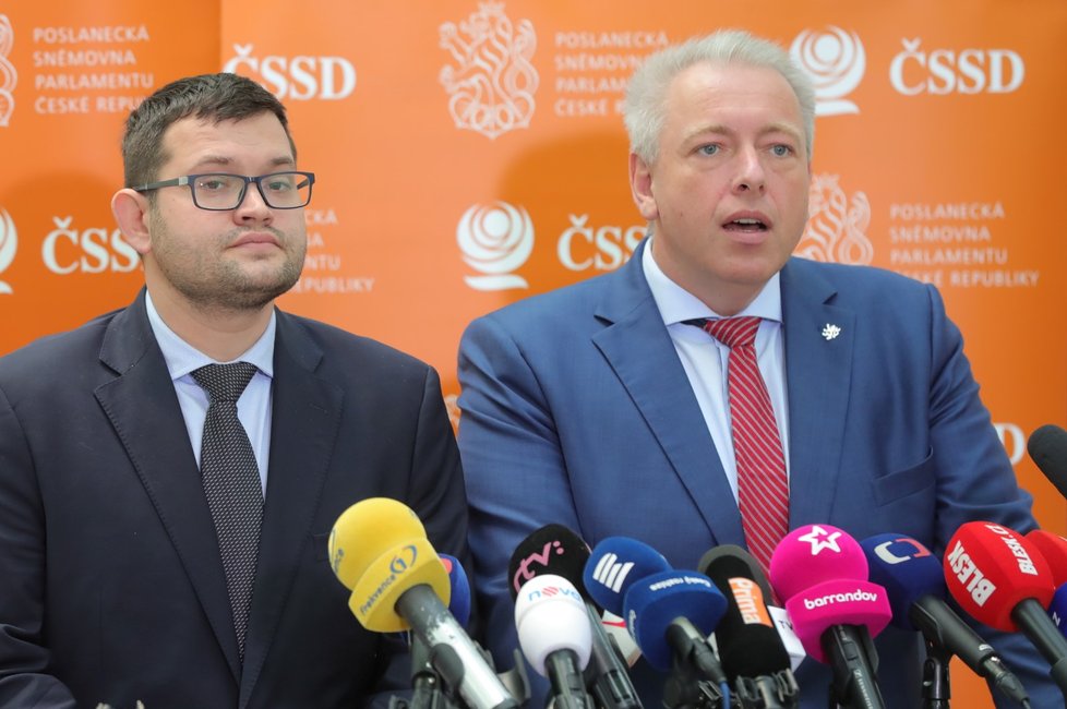 Exministři Milan Chovanec a Jan Chvojka na tiskové konferenci ČSSD