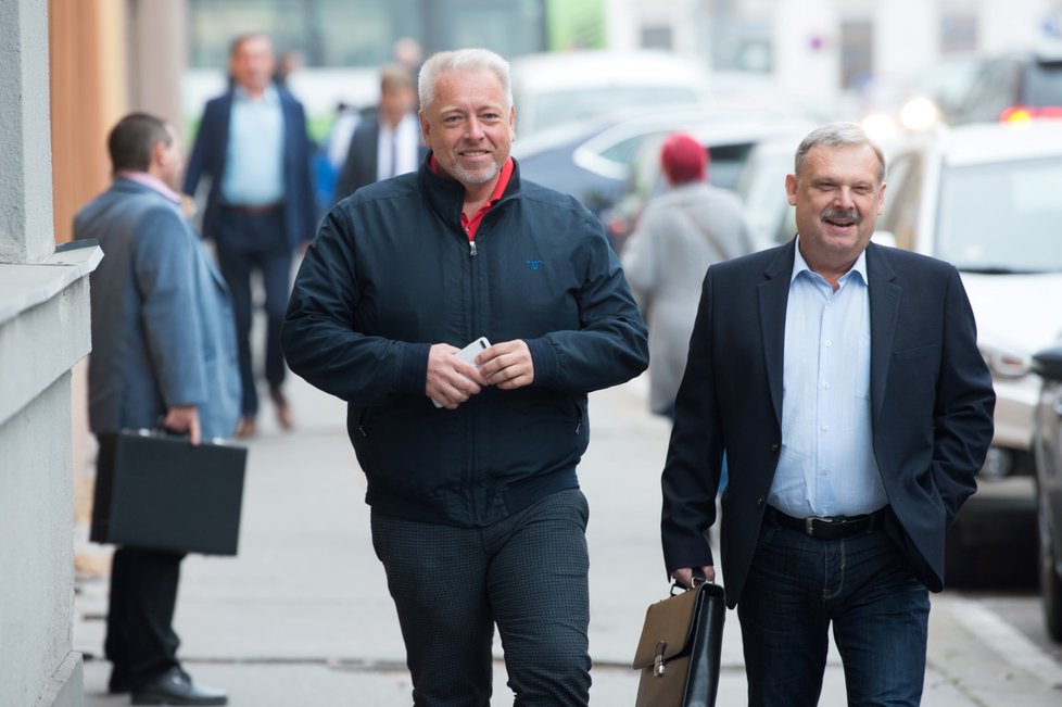 Milan Chovanec vyzval ČSSD k odchodu z vlády. Ústřední výkonný výbor to ale odmítl. (20. 10. 2018)