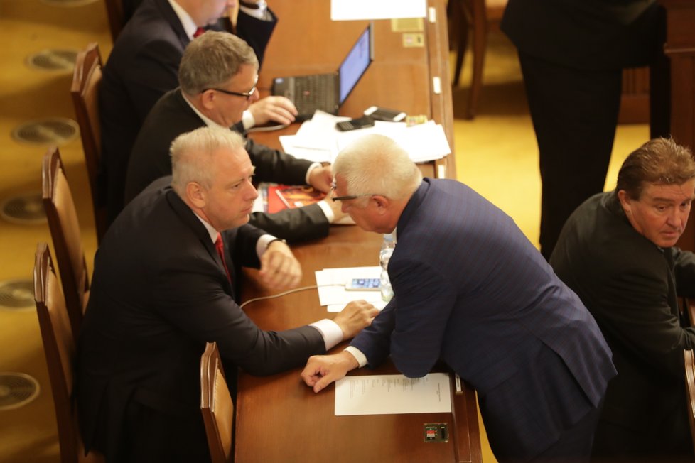 Místopředseda hnutí ANO Jaroslav Faltýnek diskutuje v Poslanecké sněmovně s ministrem vnitra Milanem Chovancem ČSSD. Poslanci jednají o vydání Faltýnka a Andreje Babiše k trestnímu stíhání kvůli farmě Čapí hnízdo