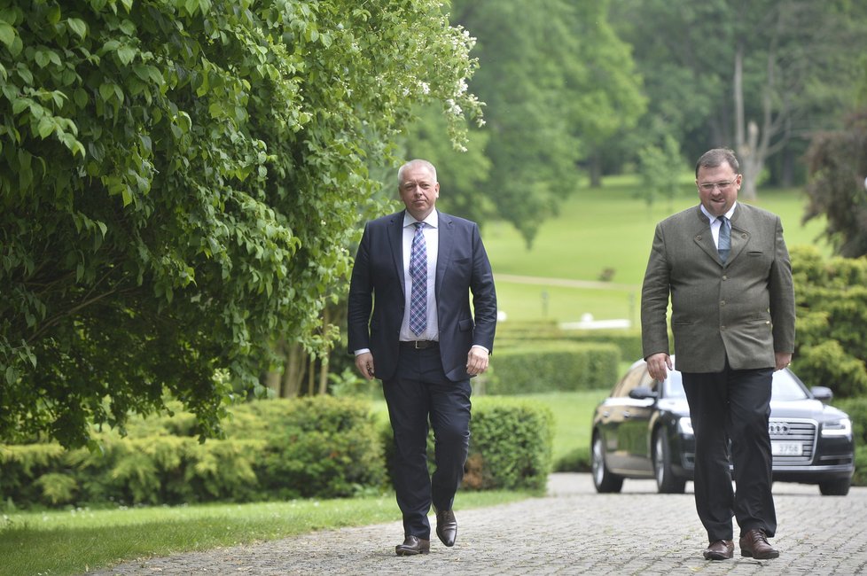 Ministr vnitra Milan Chovanec (ČSSD) absolvoval schůzku s prezidentem Milošem Zemanem 13. června v Lánech. Tématem schůzky byla reorganizace policie.