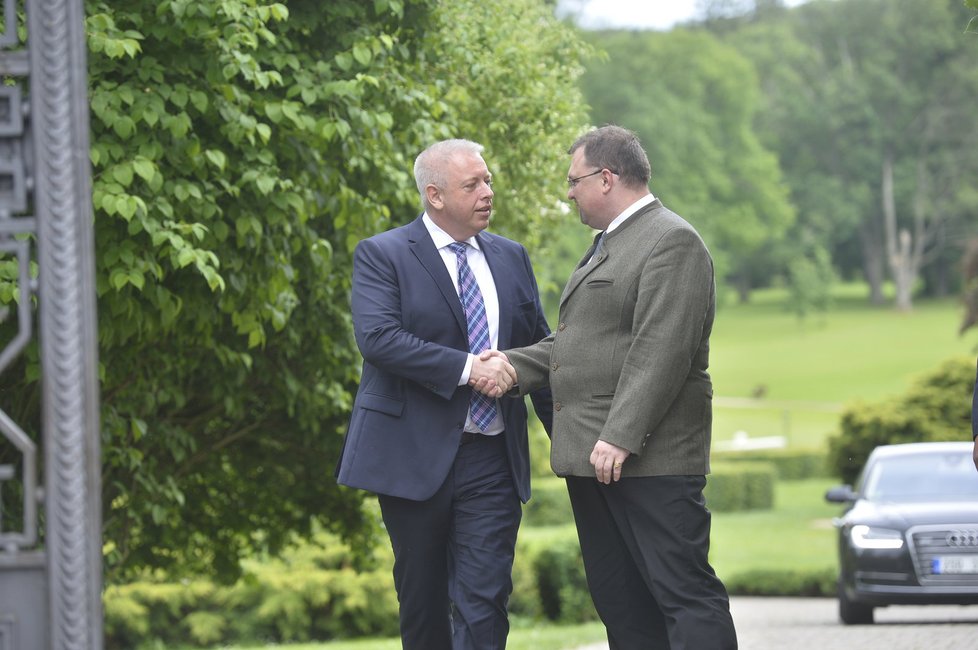 Ministr vnitra Milan Chovanec (ČSSD) absolvoval schůzku s prezidentem Milošem Zemanem 13. června v Lánech. Tématem schůzky byla reorganizace policie.