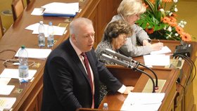 Ministr vnitra Milan Chovanec během mimořádné schůze ve Sněmovně kvůli postupu policie během čínské návštěvy