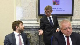 Ministr spravedlnosti Robert Pelikán (vlevo), šéf ANO Andrej Babiš a ministr vnitra Milan Chovanec (ČSSD)