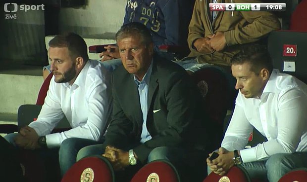 Jozef Chovanec sledoval utkání Sparty s Bohemkou mezi šéfy Sparty Jakubem Otavou (vlevo) a Dušanem Svobodou.