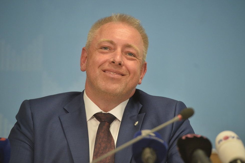 Ministr vnitra Chovanec (ČSSD) se chystá oznámit, že podepsal reorganizaci policie. Právě kvůli reformě Šlachta skončil.