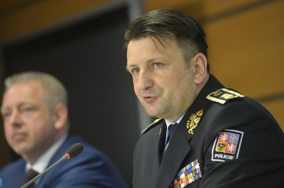 Ministr vnitra Chovanec oznámil, že podepsal reorganizaci policie. Tiskovky se účastnil i policejní prezident Tomáš Tuhý.