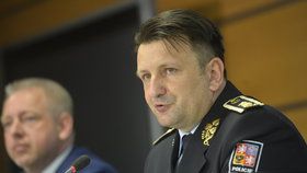 Policejní prezident Tomáš Tuhý (vpravo) a ministr vnitra Milan Chovanec (ČSSD)