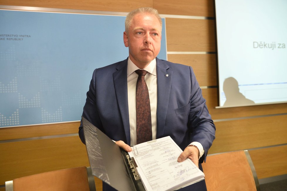 Ministr vnitra Chovanec oznámil, že podepsal reorganizaci policie. Právě kvůli reformě Šlachta skončil.