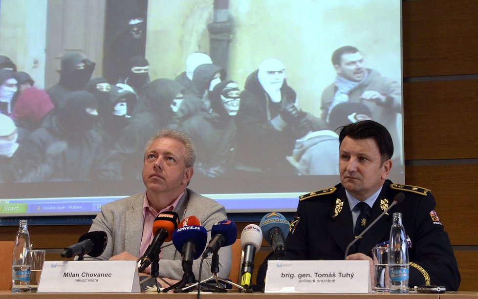 Ministr Chovanec se postavil za policisty po protiuprchlických demonstracích v Praze.