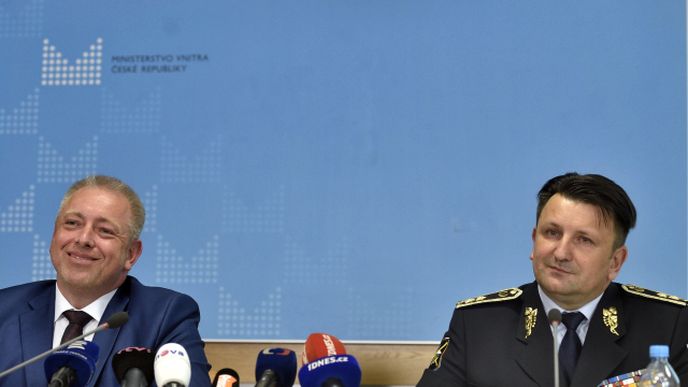 Policejní prezident Tomáš Tuhý (na snímku s ministrem vnitra Milanem Chovancem) je prý podezřelý z úniku informací.