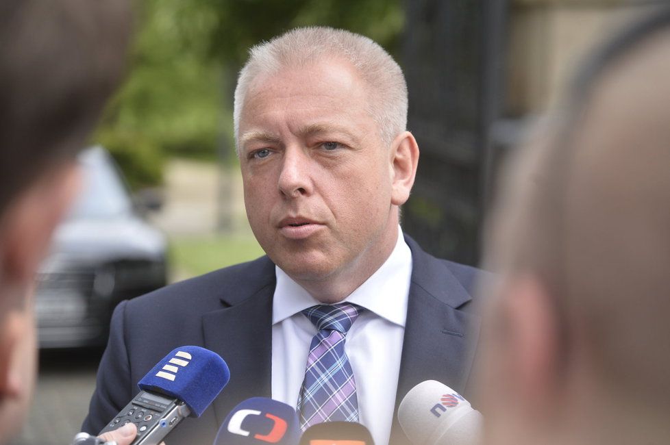 Ministr vnitra Milan Chovanec (ČSSD) vyrazil kvůli reorganizaci policie za Zemanem přímo do Lán.