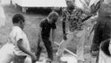 „Idylický“ život v osadě Jonestown. Později spáchá většina jejích obyvatel kolektivní sebevraždu.