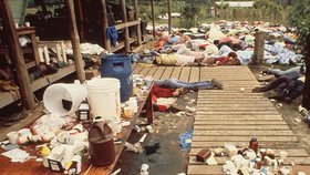 V Jonestownu zemřely stovky lidí.