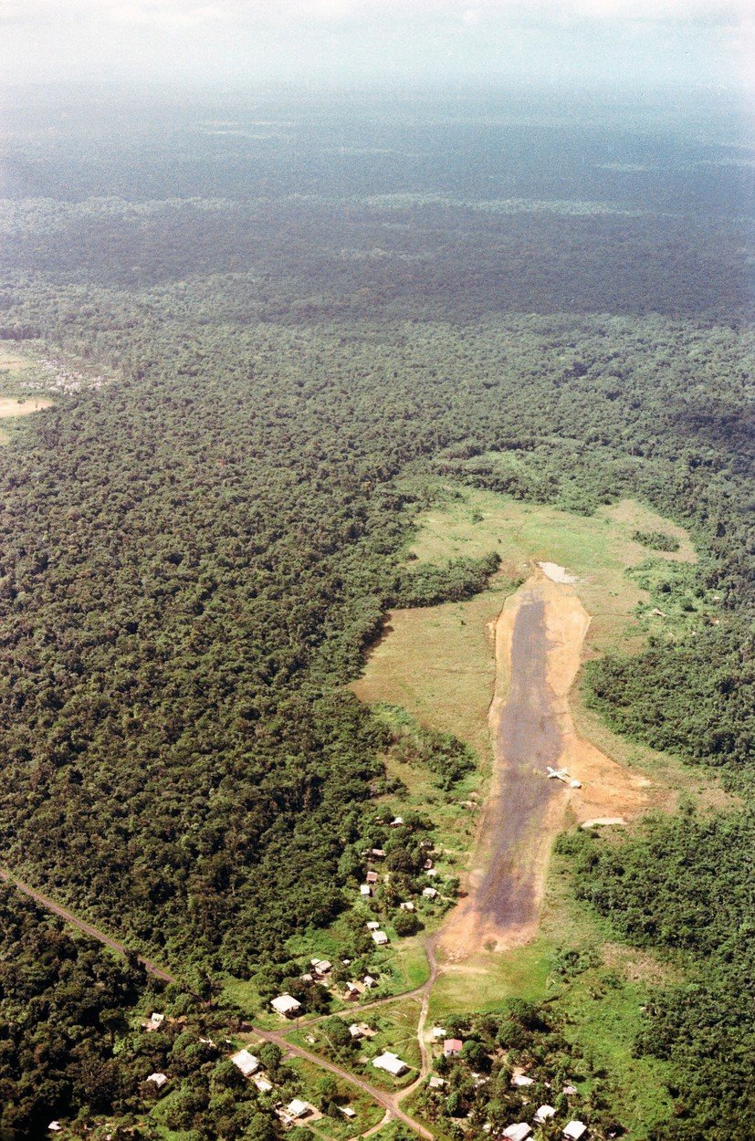 V těchto místem v guyanské džungli se nacházel Jonestown.