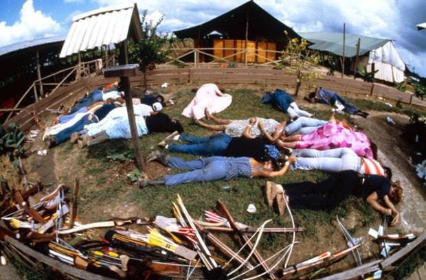 V Jonestownu zemřelo 918 lidí.