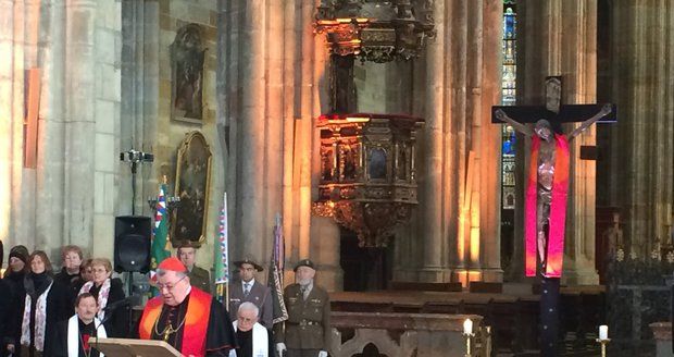 Arcibiskup Dominik Duka promluvil během bohoslužby k lidem.