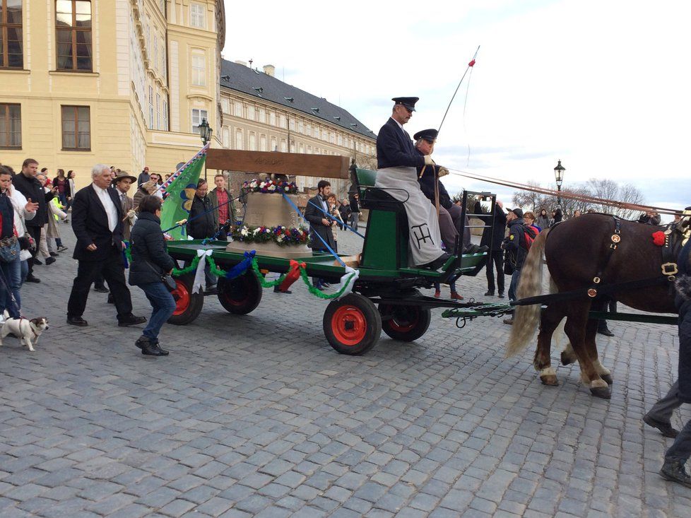 Lidé vyprovodili zvon Václav a průvodem šli ke kostelu svatého Havla.