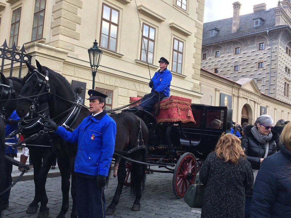 Na Hradčanském náměstí přemístili zvon na kočár.