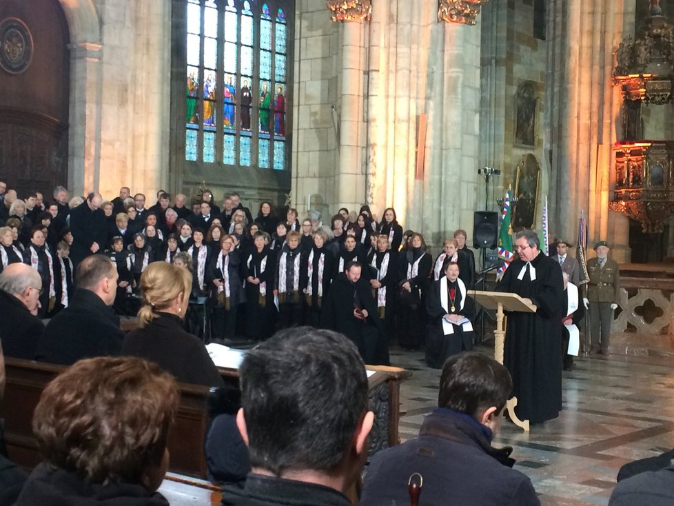 Zvonu Václav požehnali v katedrále, poté ho převezli do kostela svatého Havla.