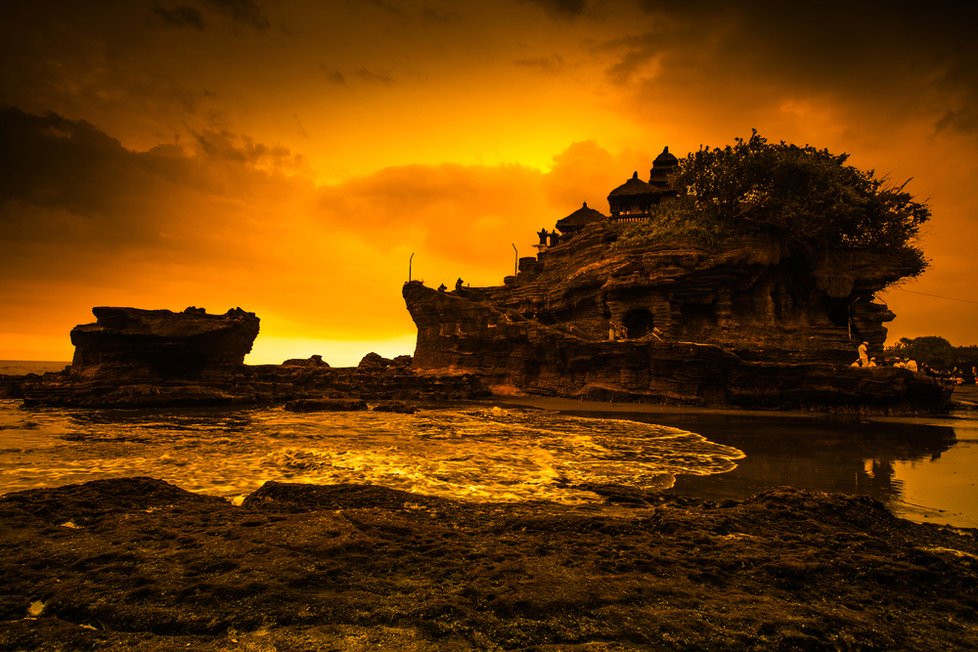 Tanah Lot je obzvláště fotogenický při západu slunce.